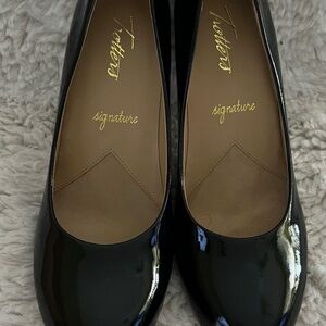 Trotters Black Patent Leather Pumps..NIB